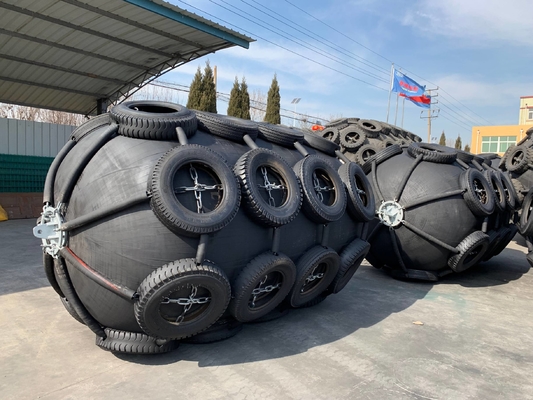 Enerji emilişi Yokohama Deniz tamponları için siyah silindirlü kauçuk pnevmatik kanatlılar