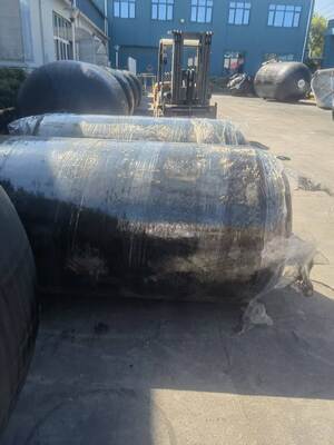 Çarpışmadan Kaçınma ve Geliştirilmiş Darbe Koruması Sağlamak Üzere Tasarlanmış Poliüretan Köpük ve Kauçuk Köpük Dolgulu Çamurluklar